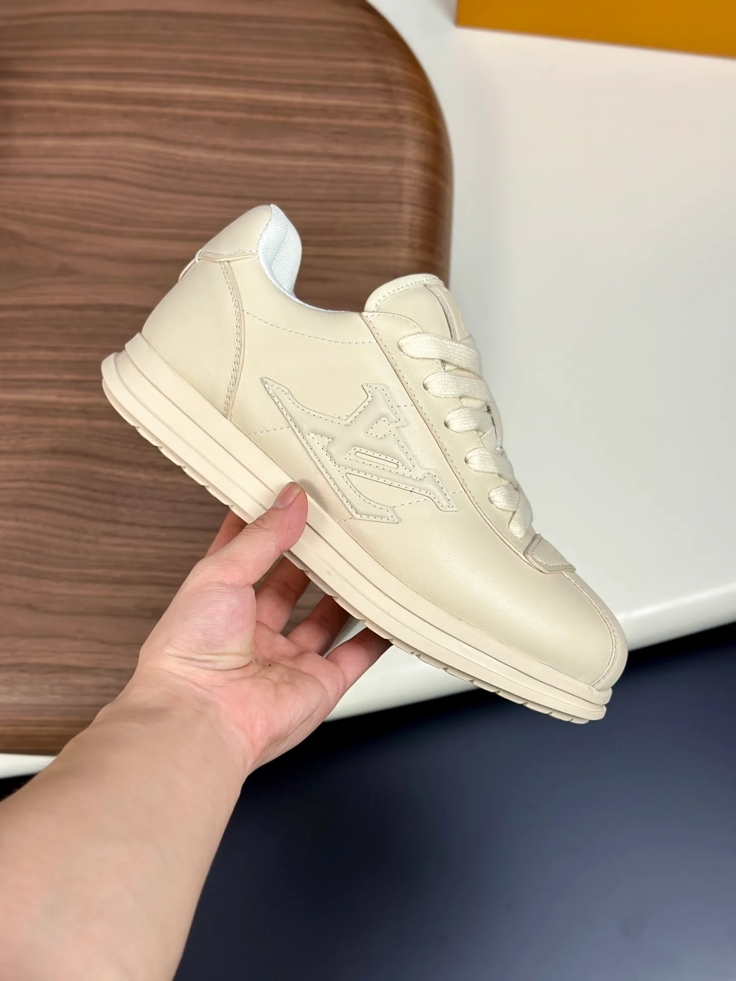 Factory direct sale ¥700💰Full set of packaging💰Top version LV-Louis Vuitton-Classic catwalk new style 1:1 developed replica of the original version! ! The upper foot is very comfortable. It is made of luxurious materials and fine workmanship. The midsole is printed with English letters "Made in Europe". The upper is made of calfskin imported from Italy. The side is decorated with the brand's LOGO and signature. The latest latex foot pads and mesh lining make the foot feel super comfortable. Original factory special supply of original two-color T men's shoes 💰U combination outsole. Bag technology Goodyear stitched edges Fabric: Exclusive custom first-layer cowhide Accessories: Exclusive private model Vuitton logo, lining: Customized silk mesh lining - first-layer silk cowhide lining Outsole: T men's shoes 💰U combination outsole wear-resistant, non-slip and anti-yellowing Foot pads: new latex pads-mesh sweat-absorbent Counter technology: fully computerized sewing machine wire drawing Toe cap Back cover Hot and cold shaping A complete set of pull-top lasts with medium and low logo patterns. Counter packaging - shoelaces, certificates, cards, instructions, certificates, dust bags. The most comprehensive packaging on the Internet. Men's model 339-44 (38/45 custom-made, non-returnable!